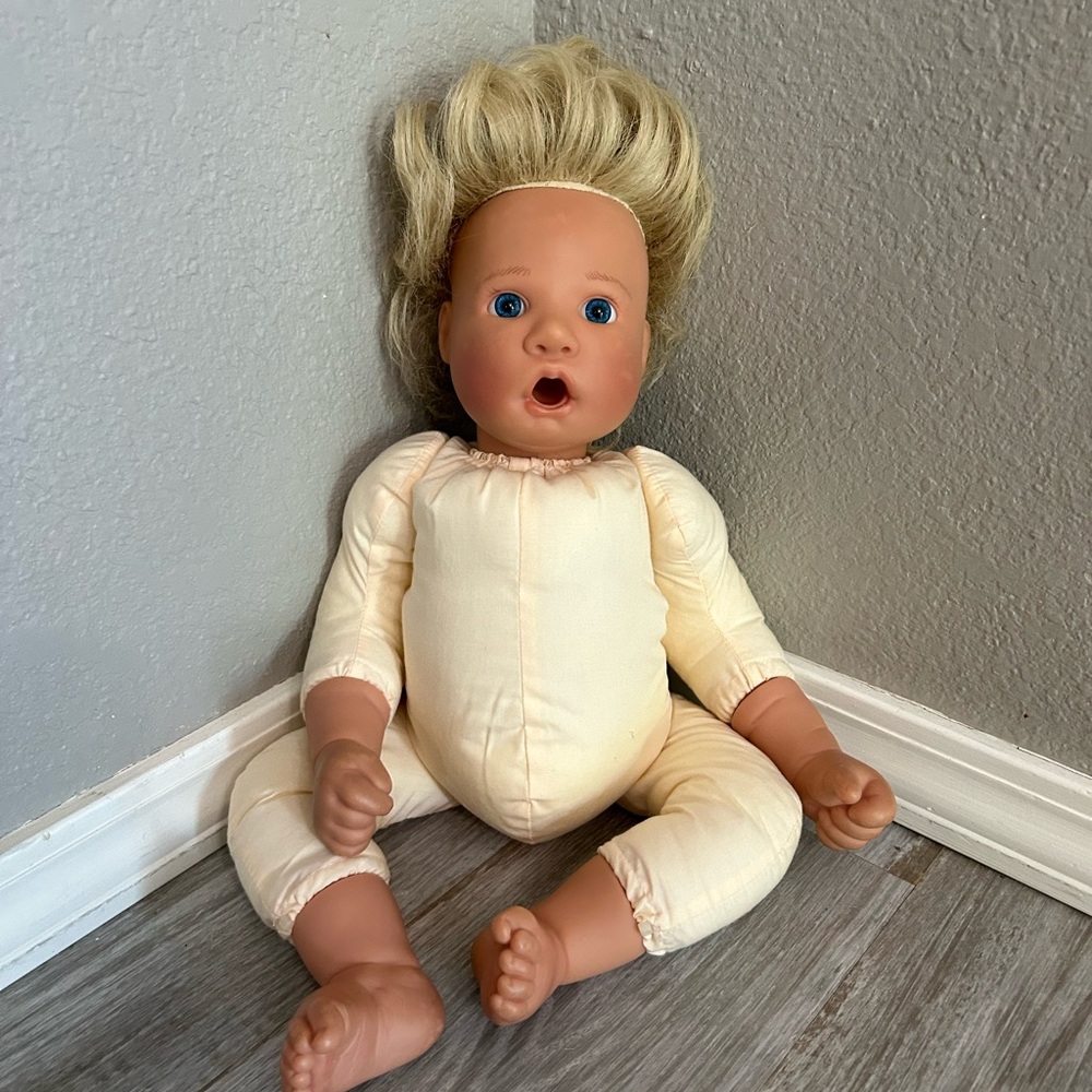 Lee Middleton Doll 081595 Blonde Hair and Blue Eyes